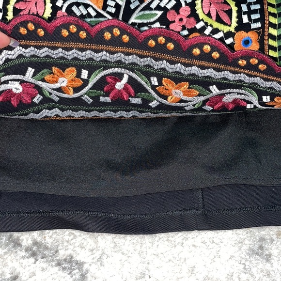 Francesca’s- Embroidered Mini Skirt NWOT - Picture 4 of 4